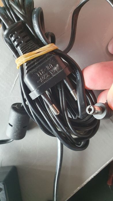 Diferite alimentatoare laptop HP 19v Ingenico 9v 12v 15v si altele