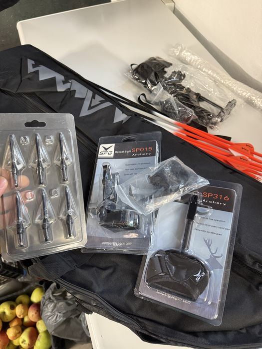 Arc vanatoare, compound bow, pe role din metal si carbon