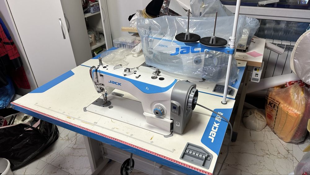 Продаю швейную машину F4