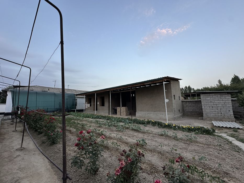 Uy sotiladi 10 sotix 7 xonali uy