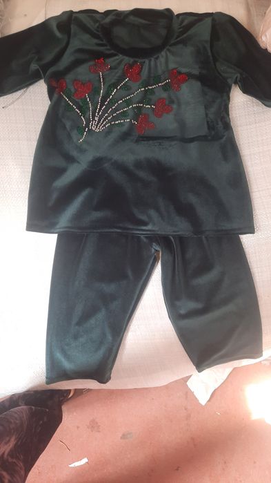 O'rta  yoshdagi qizlarimiz un issiqqina qalingina kurtkalarimiz.