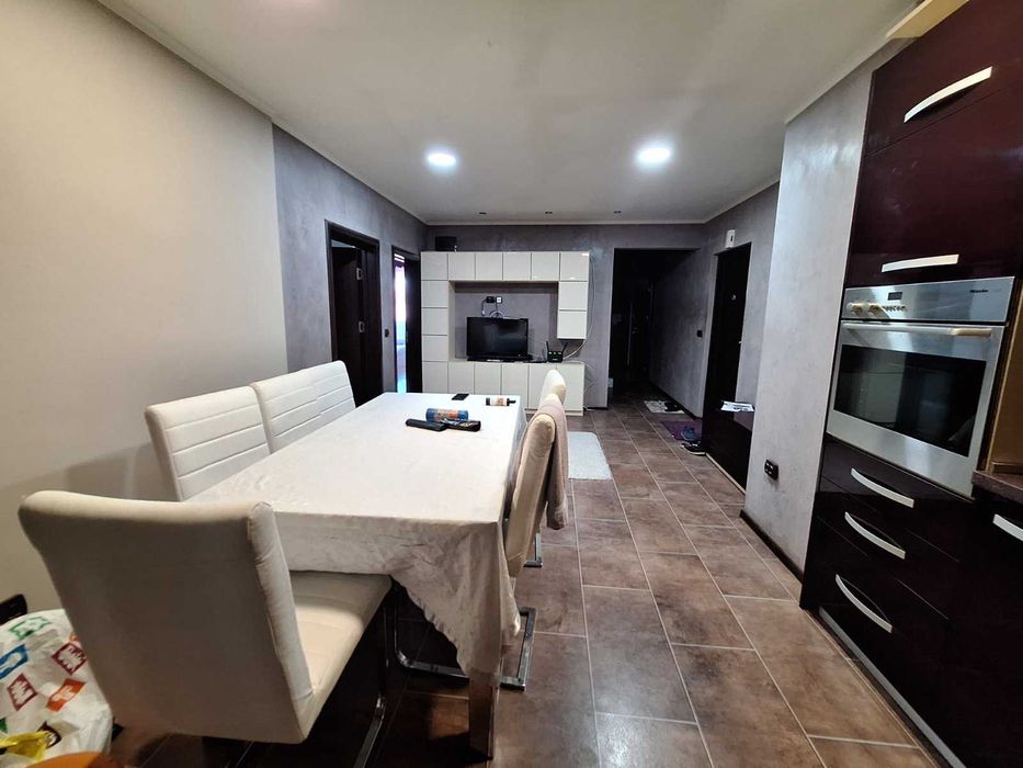 Продава 3 - стаен апартамент