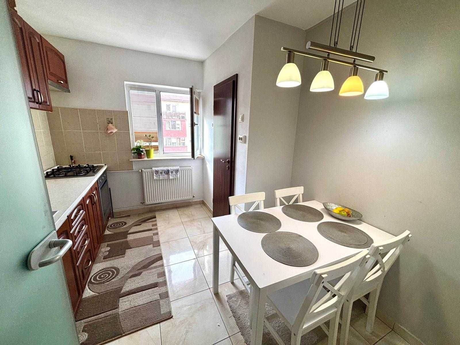 Vand apartament cu 3 camere decomandat, mobilat in zona Shopping City
