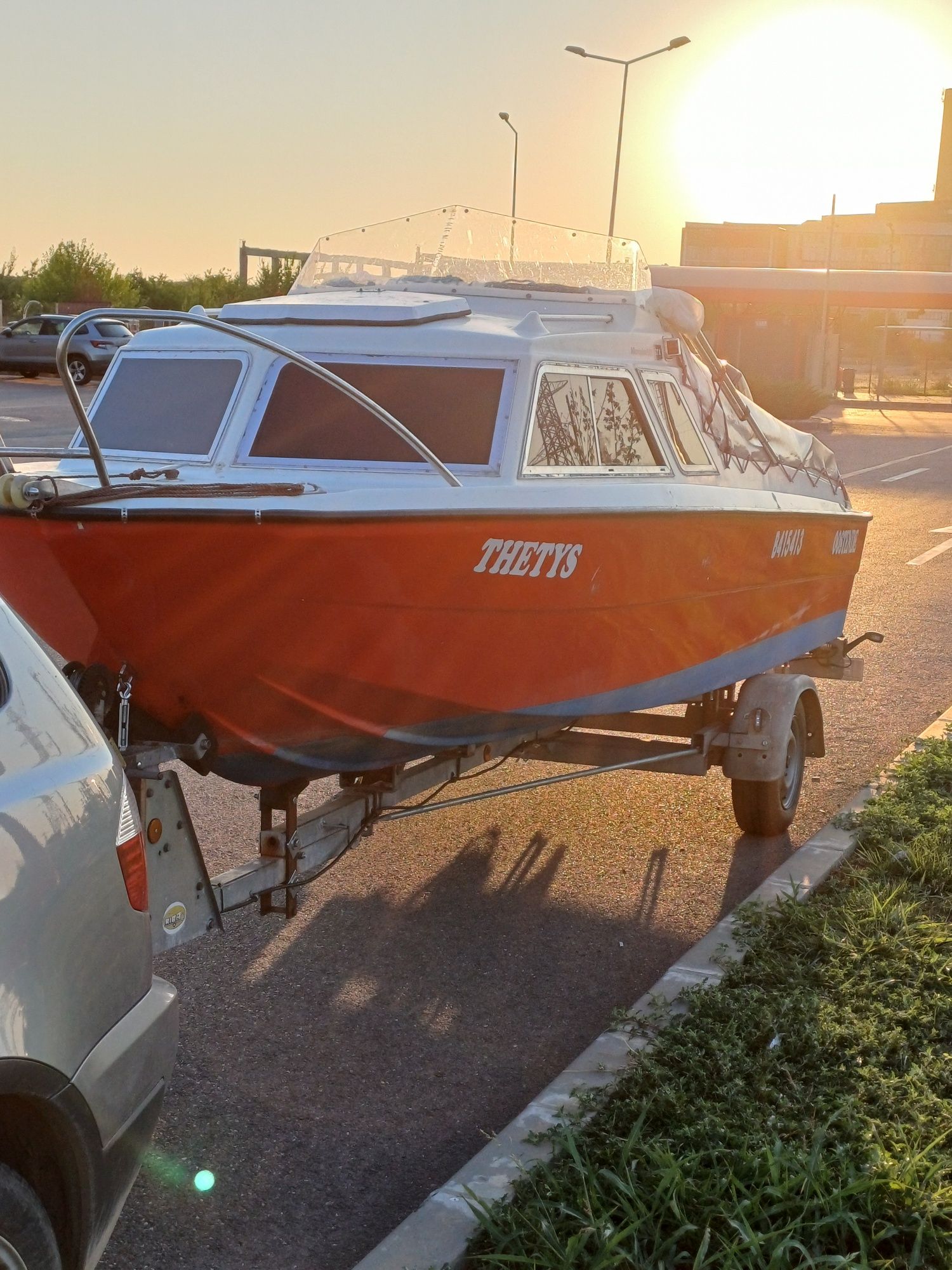 Barcă cabinată cu motor și peridoc