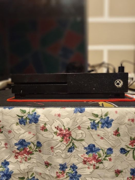 Vând Consola Xbox One S 500GB Pachet Complet: 3 Controllere + 2 Jocuri