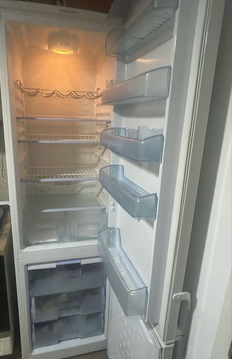 Frigider Arctic K386B – în stare bună, funcționează foarte bine