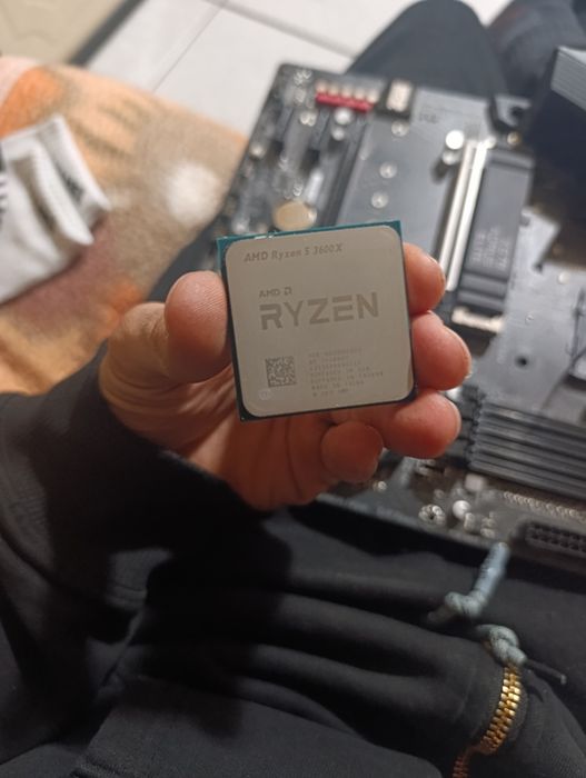 Продавам процесор rayzen 5 3600x