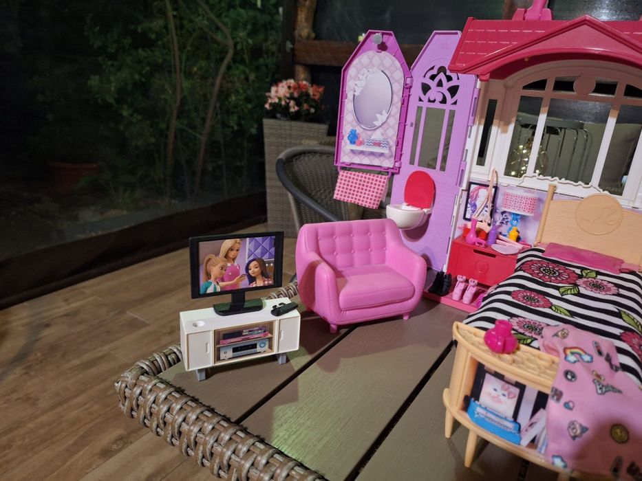 Vând set Barbie casa de vis complet utilată și mobilata cu accesorii.