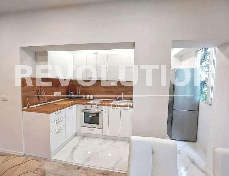 Тристаен апартамент в района на Център!