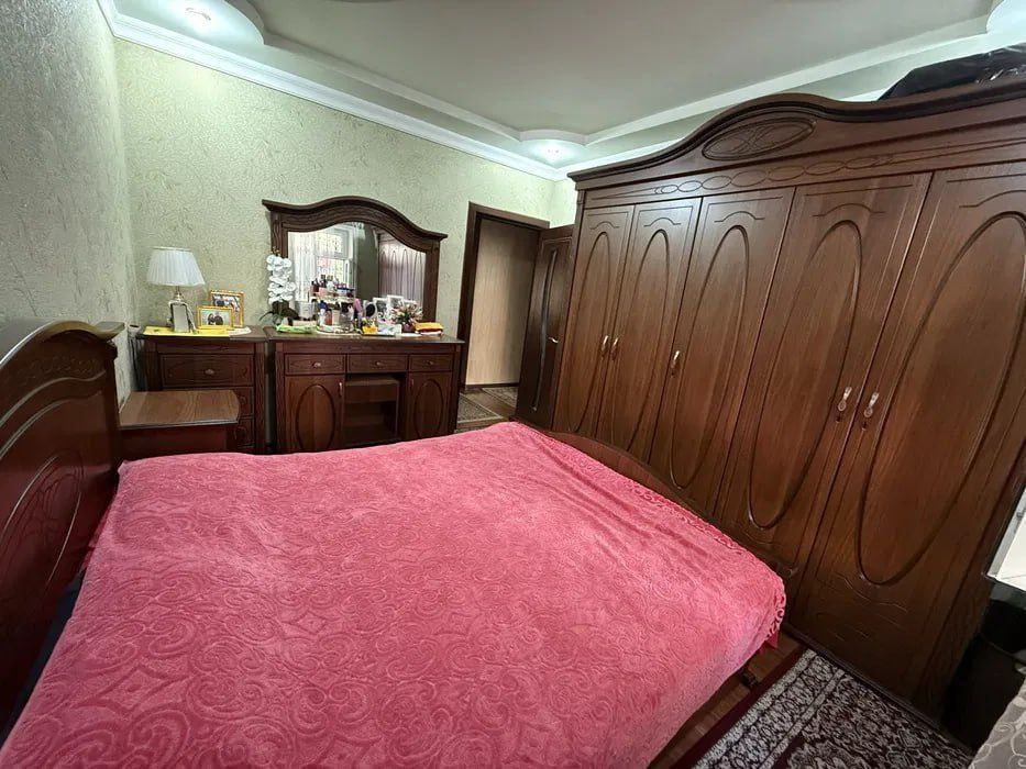 4/1/5 (1 этаж). Сергели 4. Квартира 91 м², с ремонтом. До метро - 700м