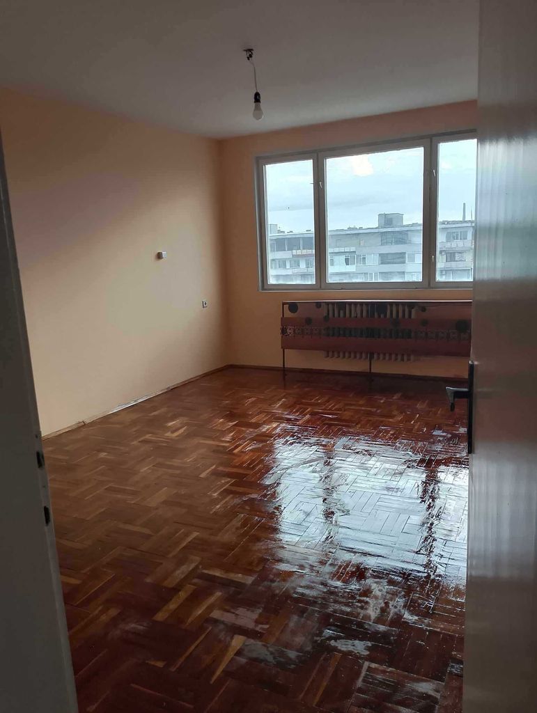 Дава се под наем Тристаен апартамент в Добрич, Център - 100 кв.м за 280.5 € - Снимка #1