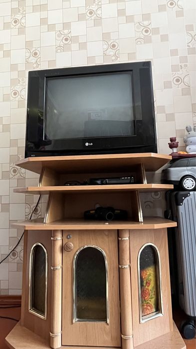 телевизор с подставкой