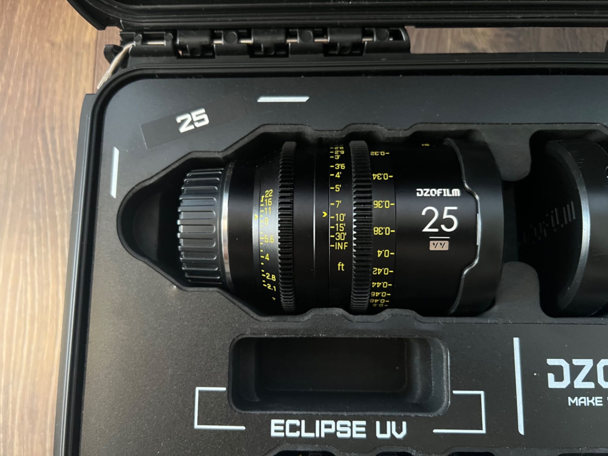 Кино обективи DZO Vespid Primes - 25мм, 35мм, 50мм.