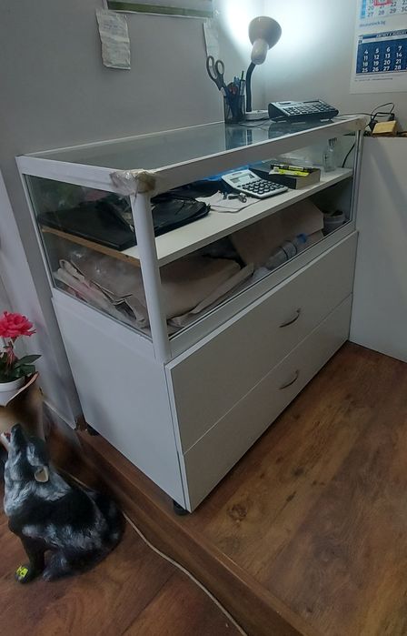 Бюро с витрина за магазин,  стелаж оборудване за магазин