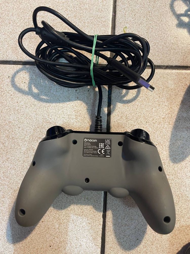Жичен контролер Nacon Compact (за PS4/PC)