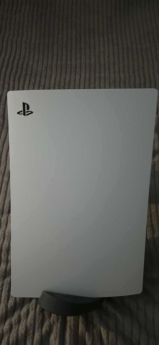 PS5 Standard Edition + 2 контролера + 4 топ игри (перфектно състояние)