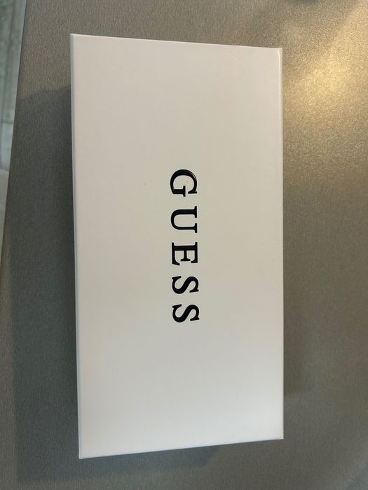 Vand geanta portmoneu GUESS - noua!