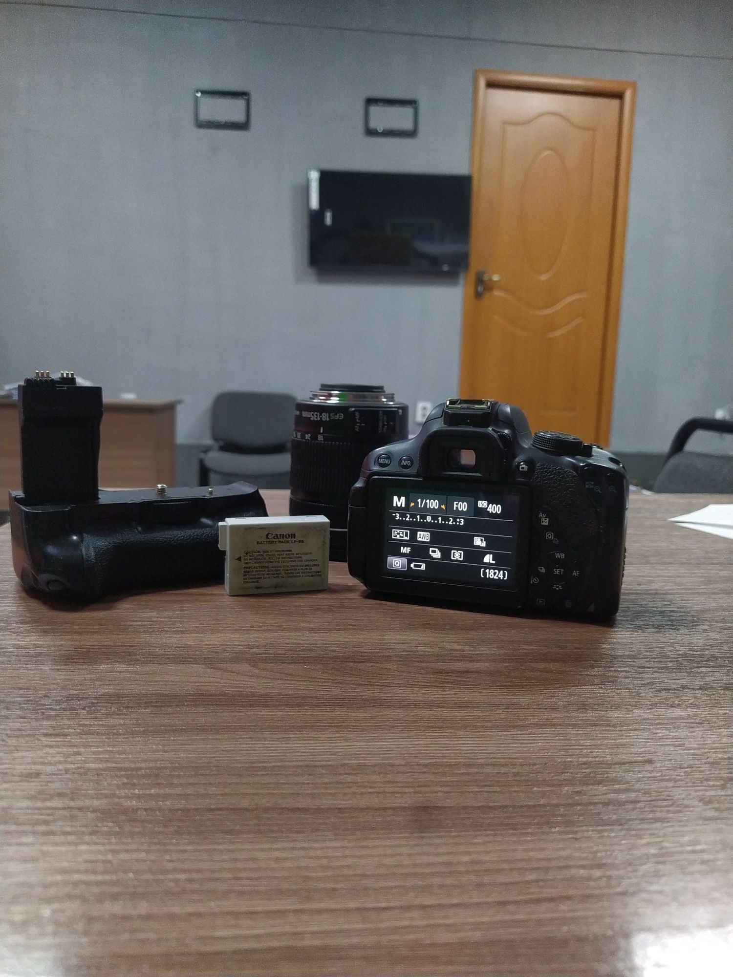 Фотоаппарат canon 700D + объектив 18-135мм + батарейный блок