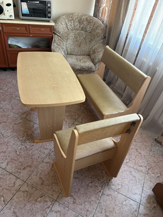 кухонная мебель: стол и стулья. шкаф