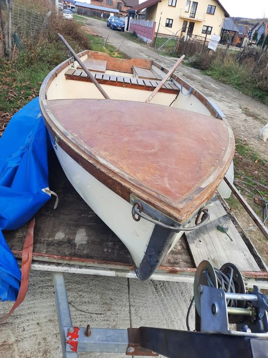 Barcă din fibră cu spațiu de depozitare