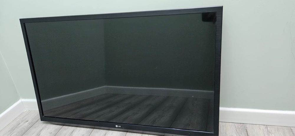 Отдам на запчасти телевизор LG