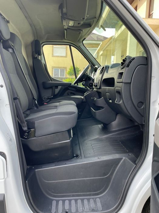 Vând Renault Master