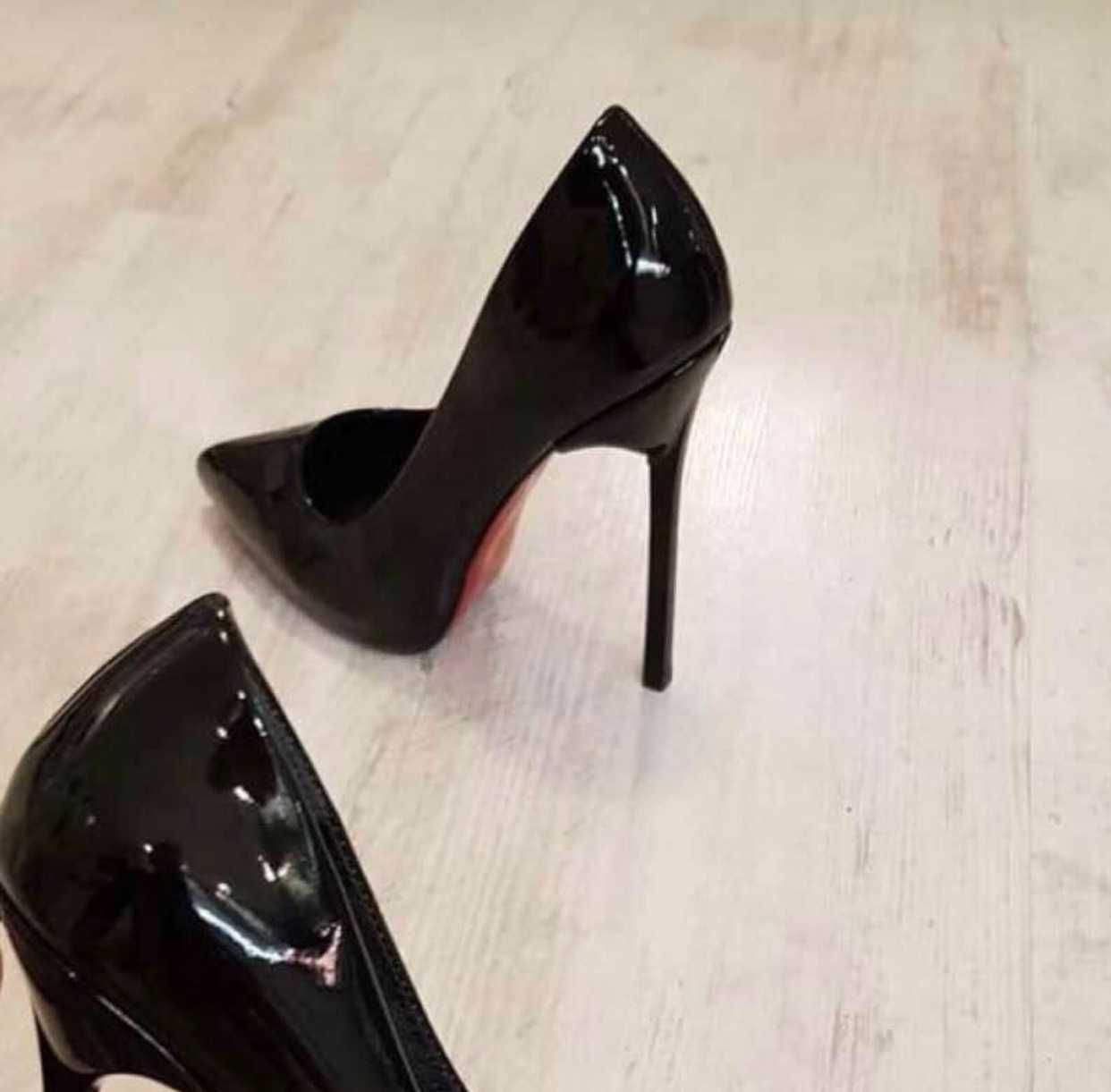 Обувки на ток - черен лак с червен ток