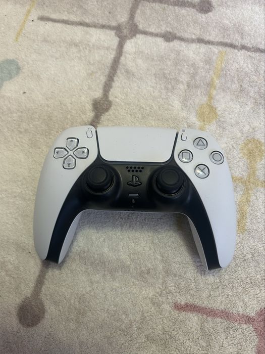 Продавам PS4 slim