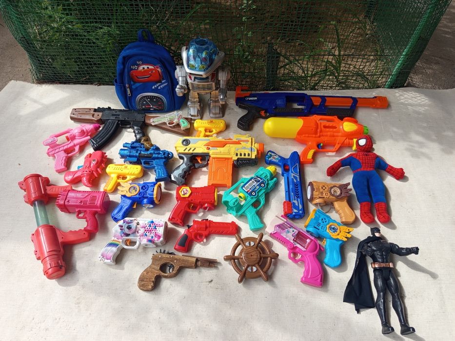 Продаются ( игрушки ) .