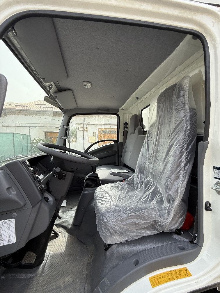 Isuzu furgon NMR  77H 2tonn