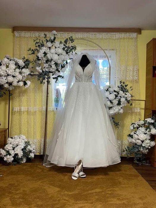 Rochie de mireasă ,creolină ,voal si geantă