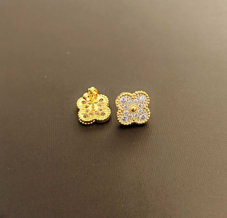 Златни обеци с циркониеви камъни Van Cleef & Arpels VCA