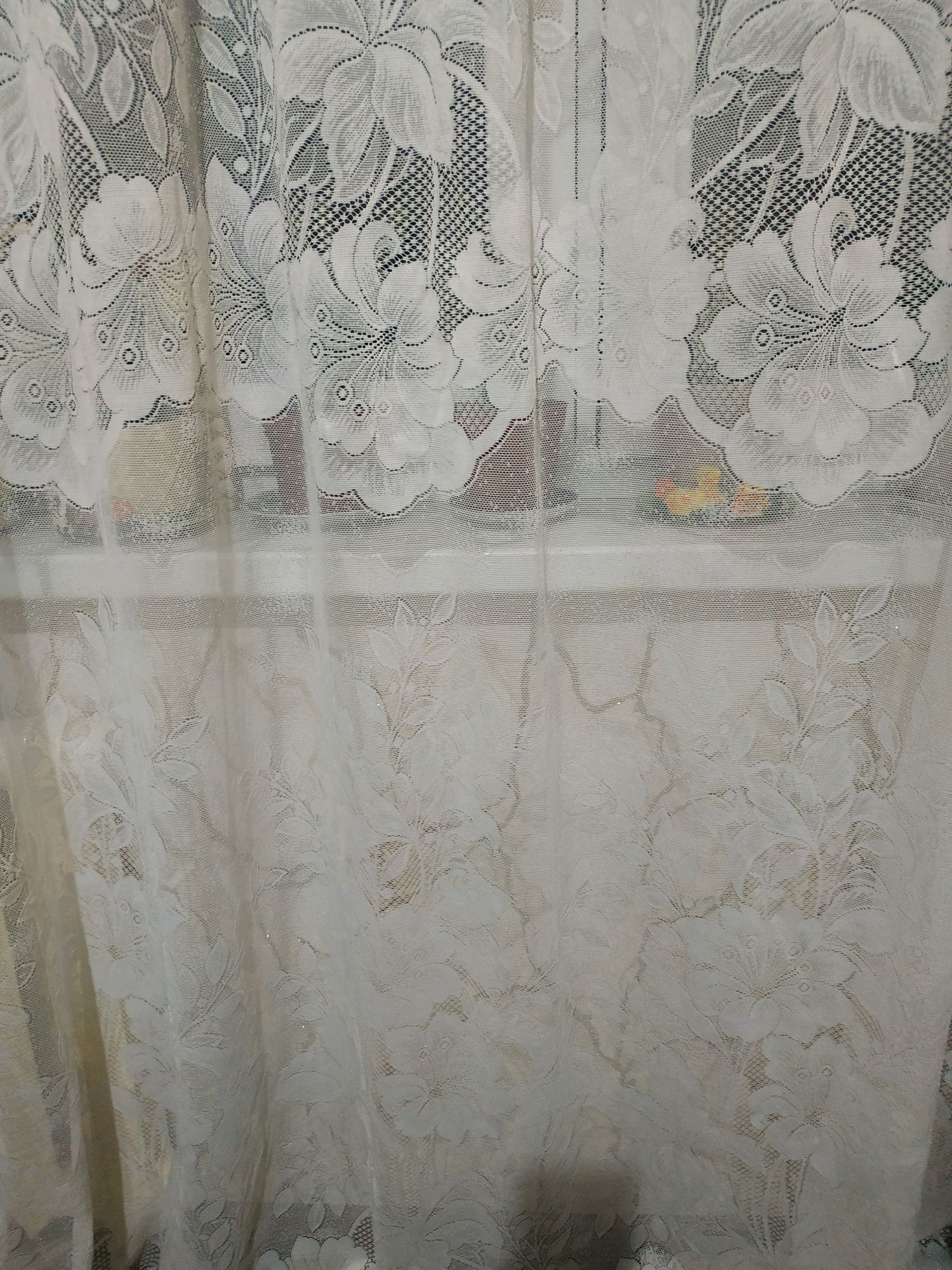 Тюль белого цвета.