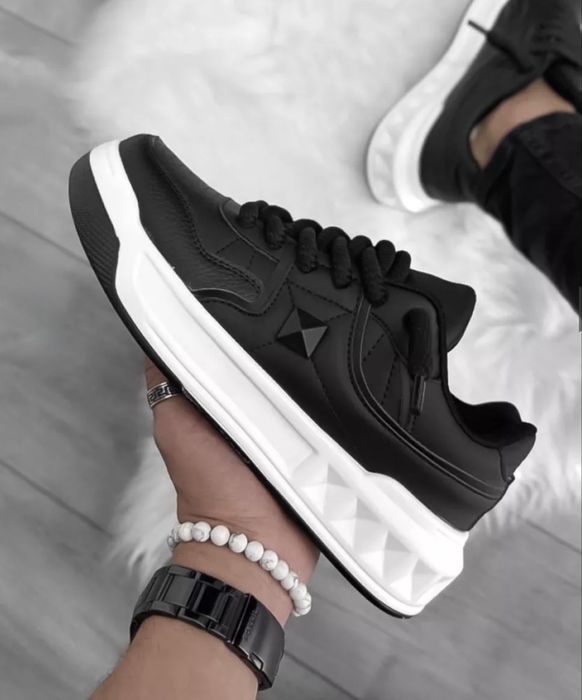 Adidasi VLTN. Gatavani calitate superioara!