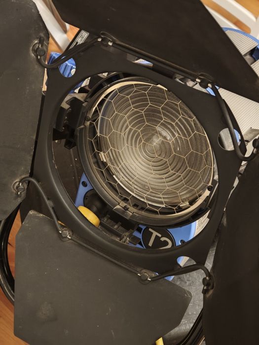 Lumini cinema Arri fresnel 650 2000W True Blue T2
