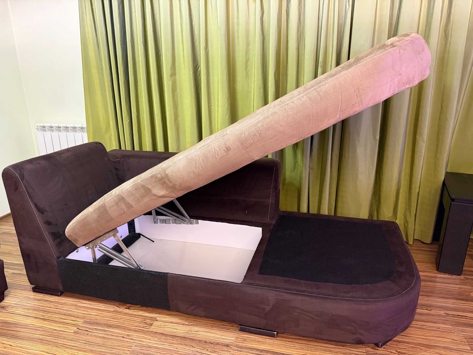 Ъглов разтегателен диван с ракла и възглавници. Забележки в снимките!