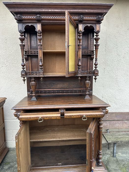 Масивен антикварен шкаф-кабинет с изключително богата ръчна резба