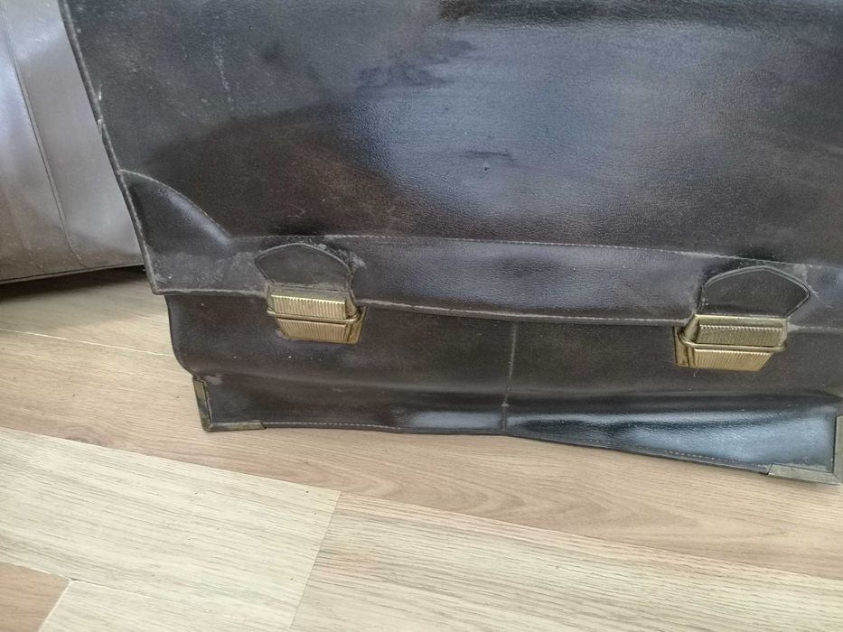 Продавам стари дипломатически чанти
