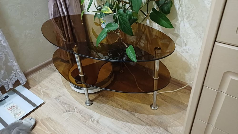 Продам стеклянный стол