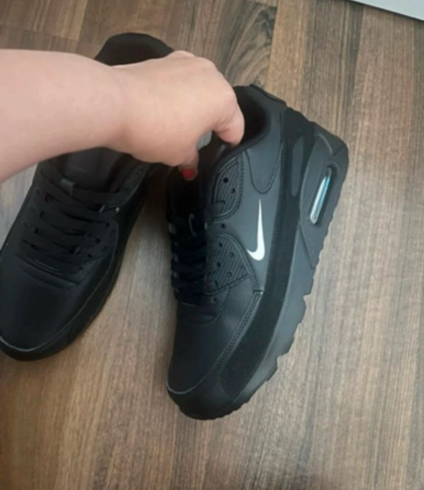 Noi, adidasi nike marime 40.