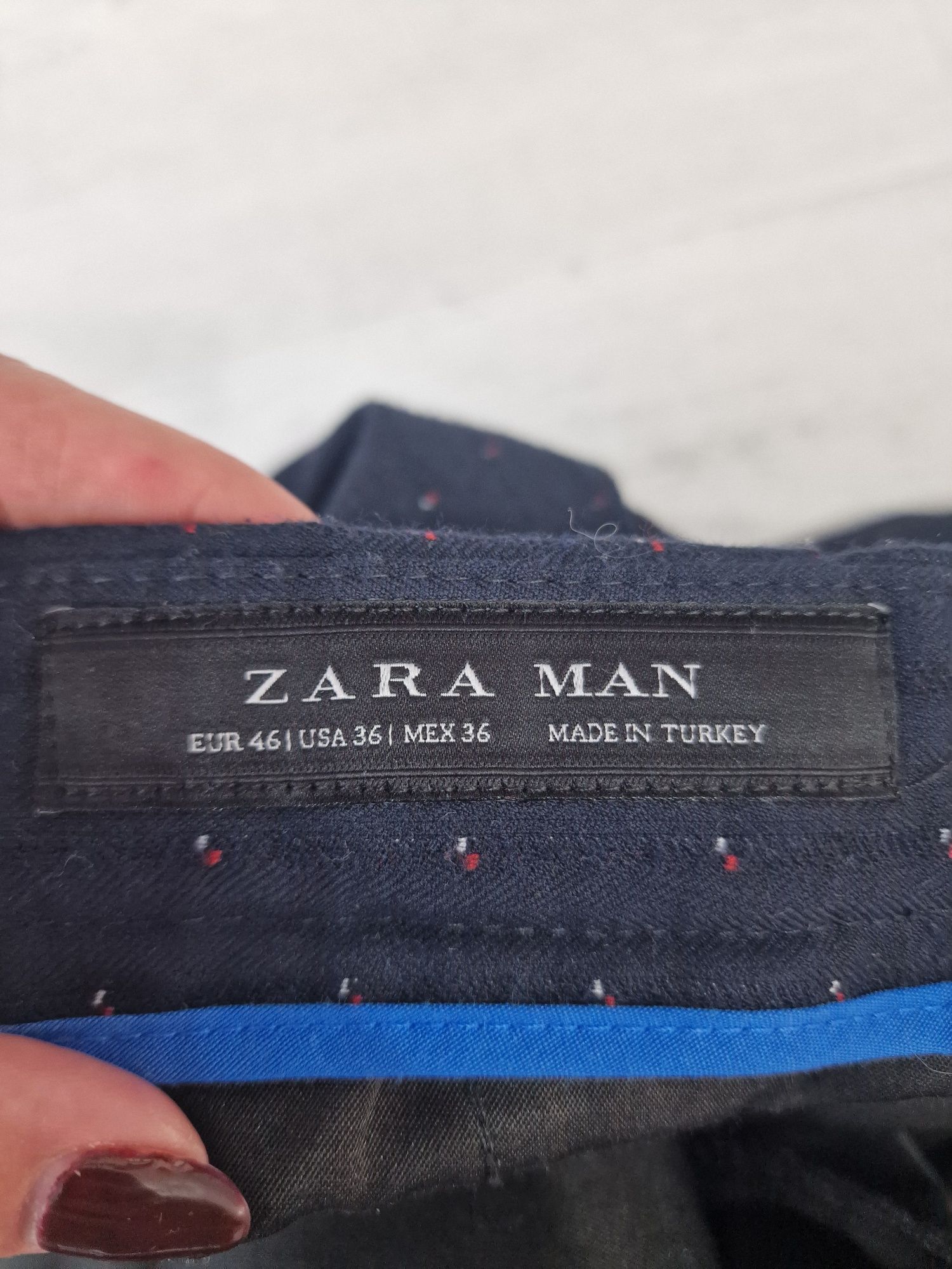 Vand pantaloni barbati Zara