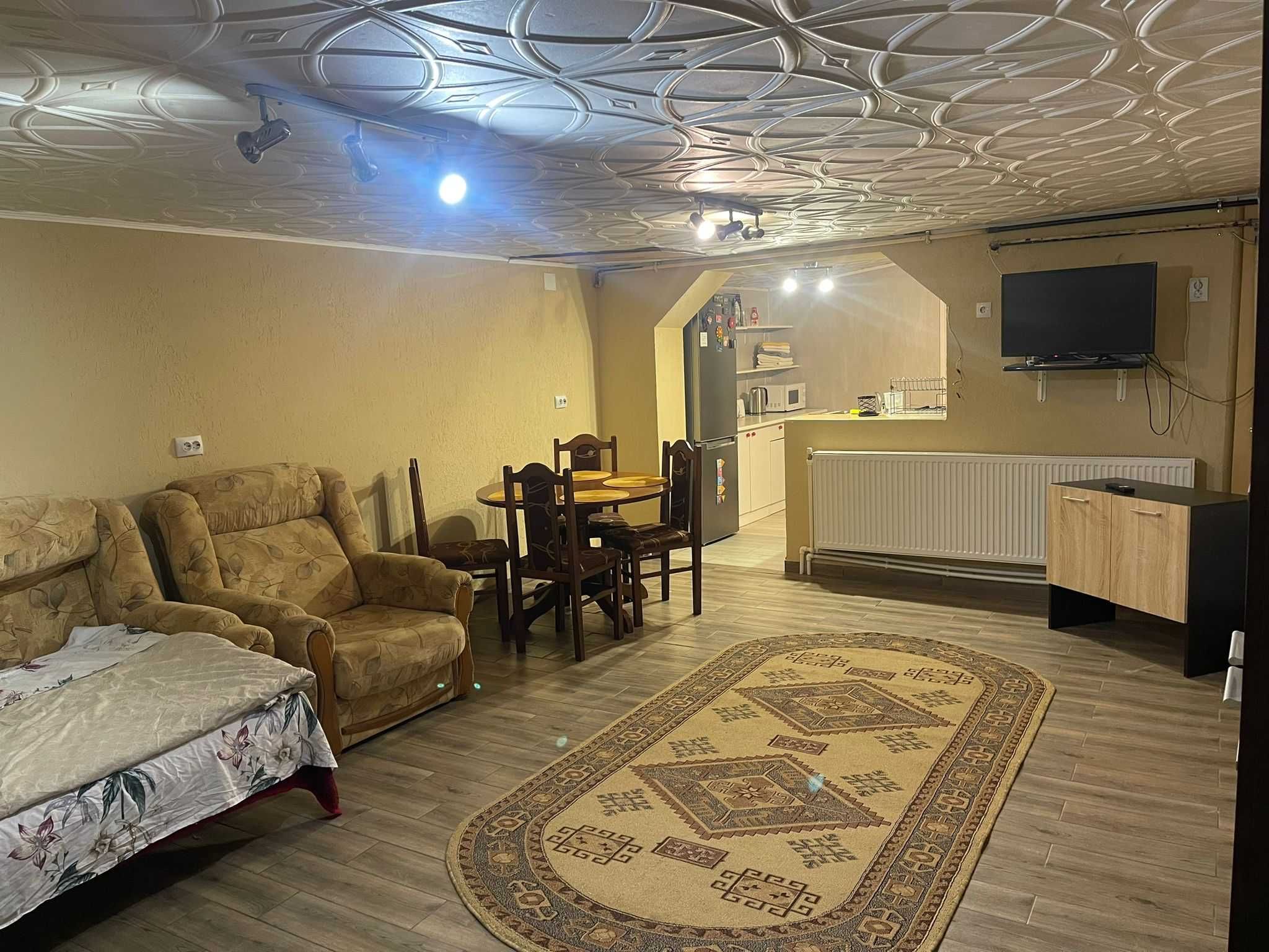2 Apartamente de inchiriat intr-o casa cu curte comuna