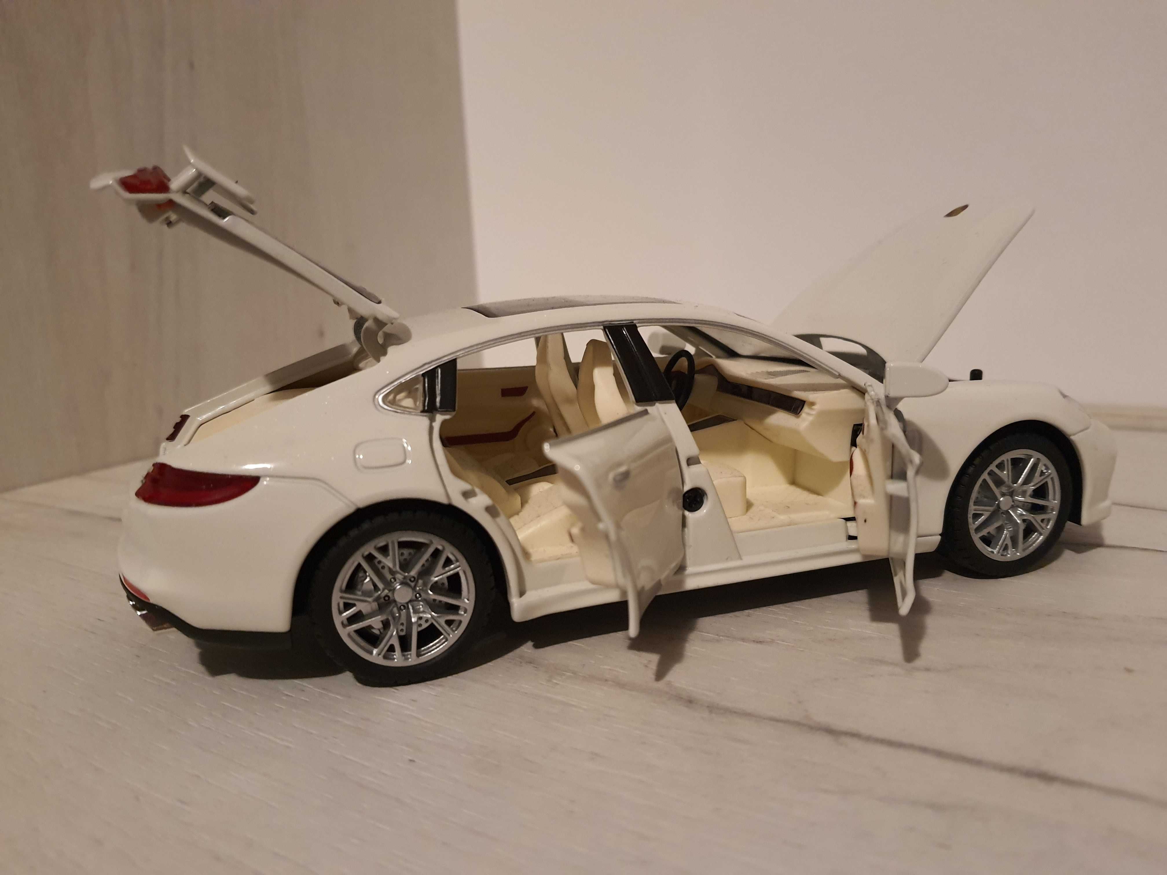 Macheta Porsche Panamera , scara 1 : 24