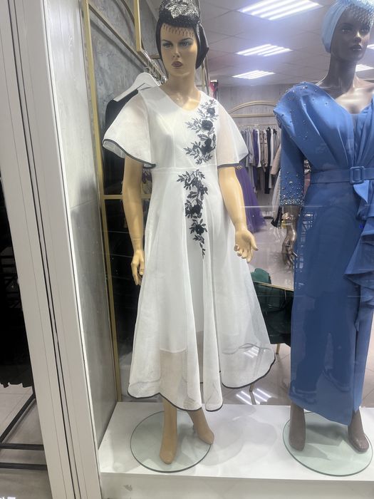 Белое очень красивое нарядное платье