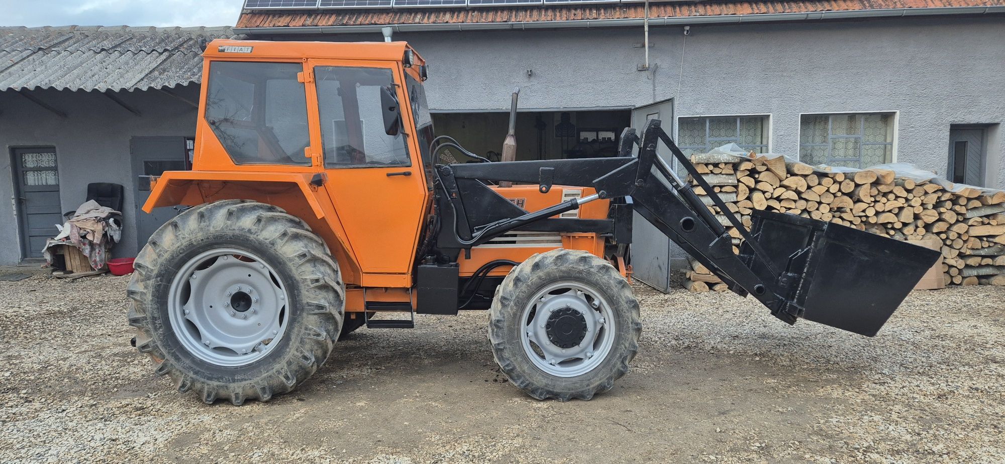 Tractor cu cabina Fiat, tracțiune integrală