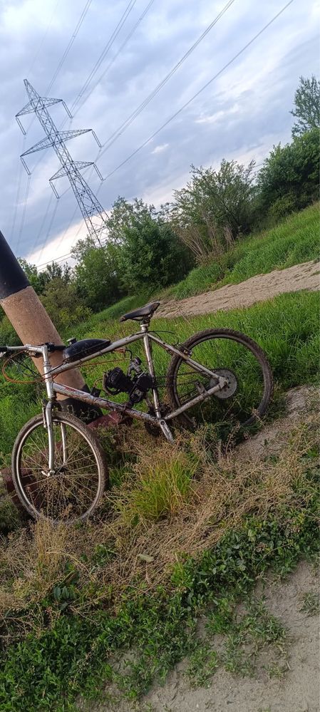 Vând bicicletă cu motor