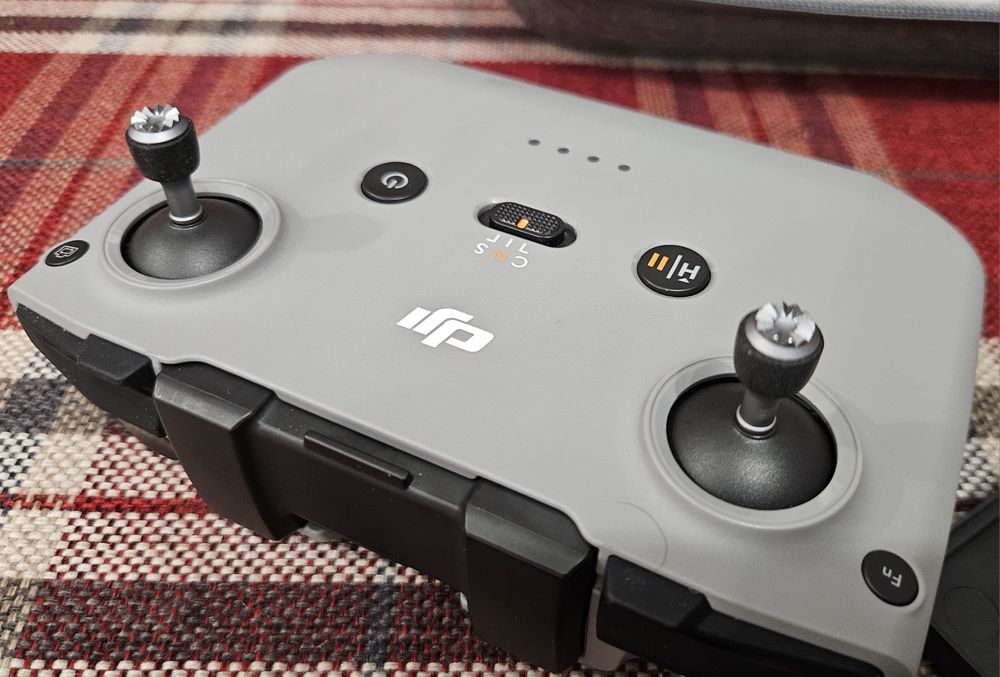 Dronă DJI Neo pachet complet