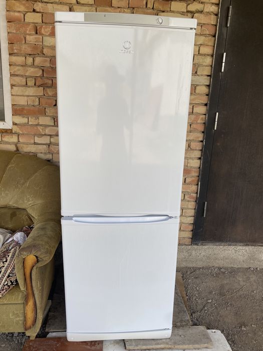 Холодильник Indesit