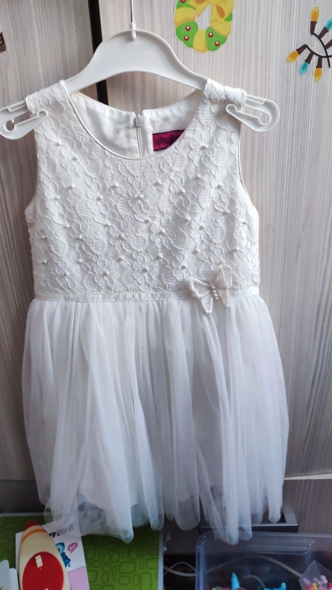 Платье белое с бабочкой
