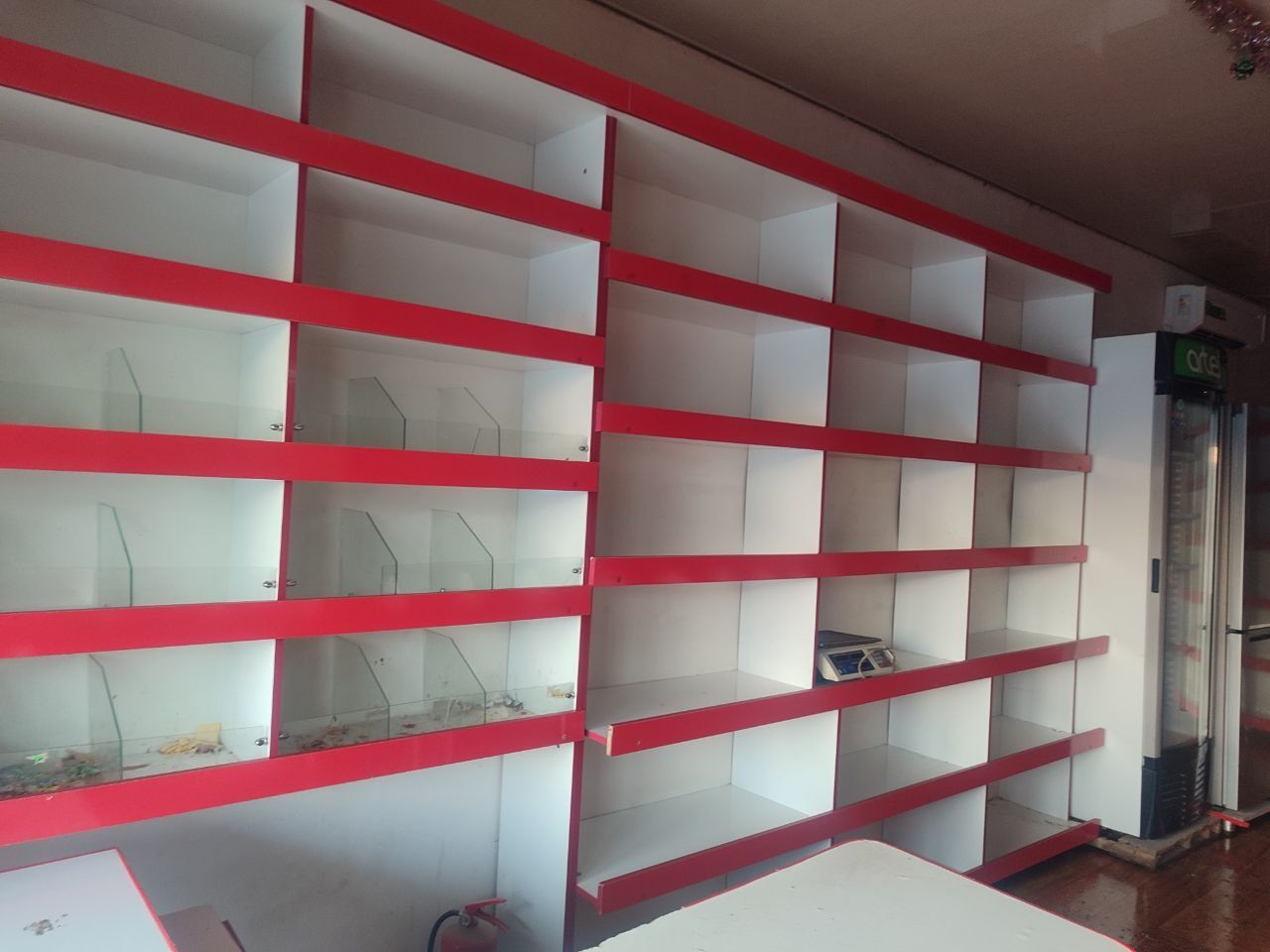 Tel qilinglar kelishamiz shu magazin polkalari tayor sotiladi